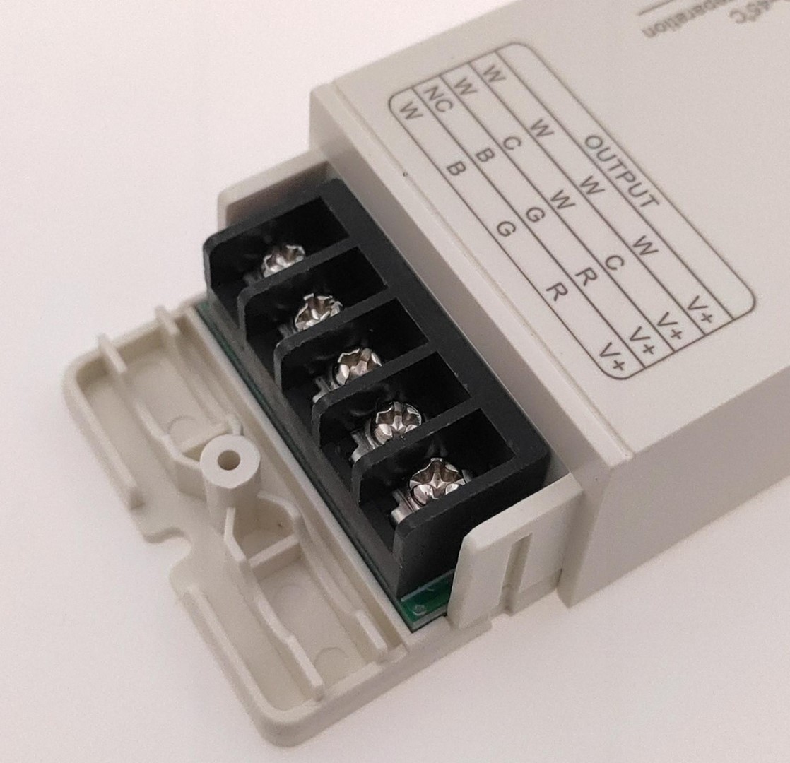 UNIVERSAL VOLTA PROVERO uztvērējs
- RGB/RGBW/CCT/DIM kontrolieris 4*6A